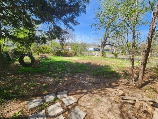 Building Photo - $1,195 - 3 bedroom/ 1 bathroom - Single Family Home