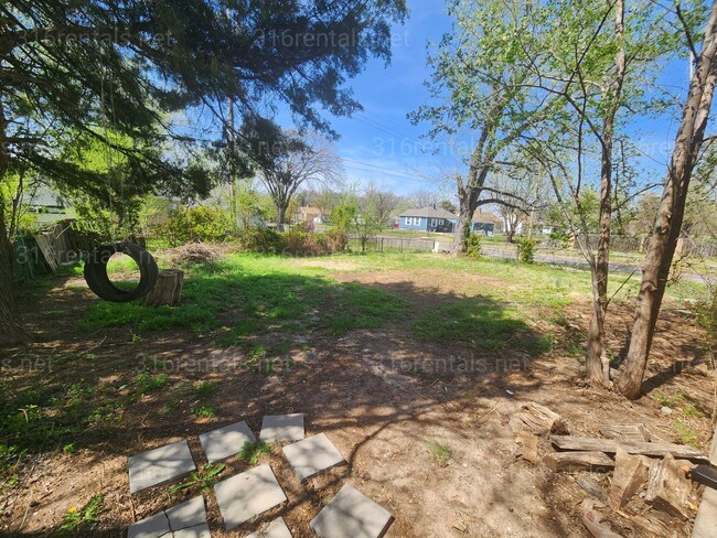Building Photo - 957 N Old Manor Rd