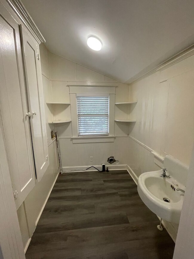 Building Photo - Nice 2/1 House in Old East Rome- $1,295