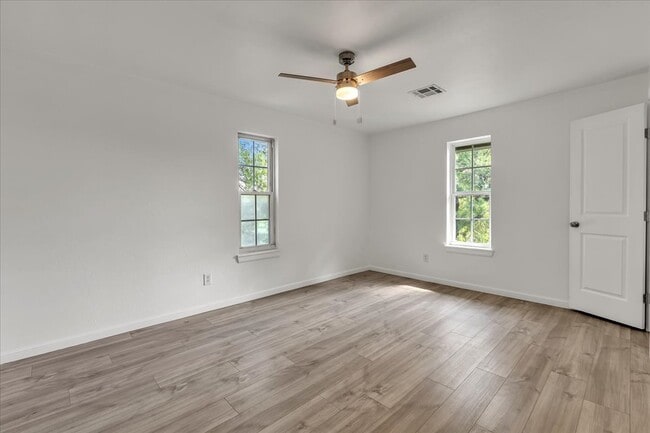 Building Photo - 9710 N Oak Cliff Dr