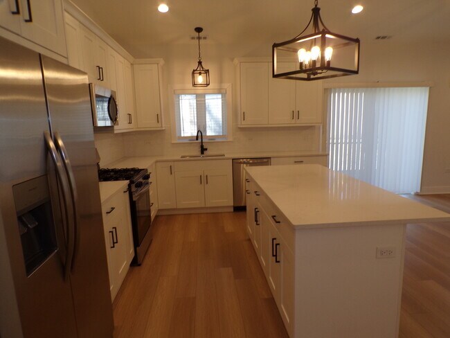 Building Photo - 33476 N Evergreen Dr