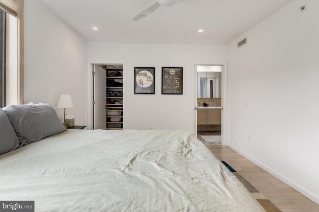 Building Photo - 1108 N Bodine St