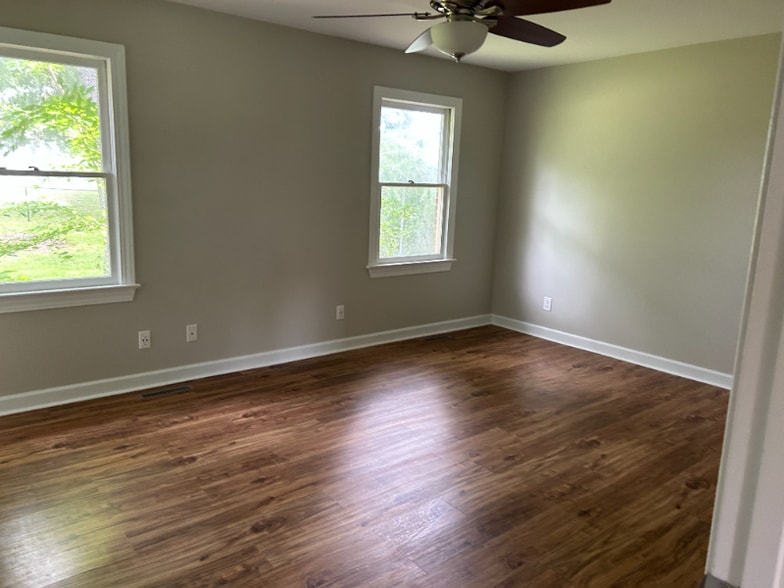 Building Photo - 412 Oak Ridge Dr