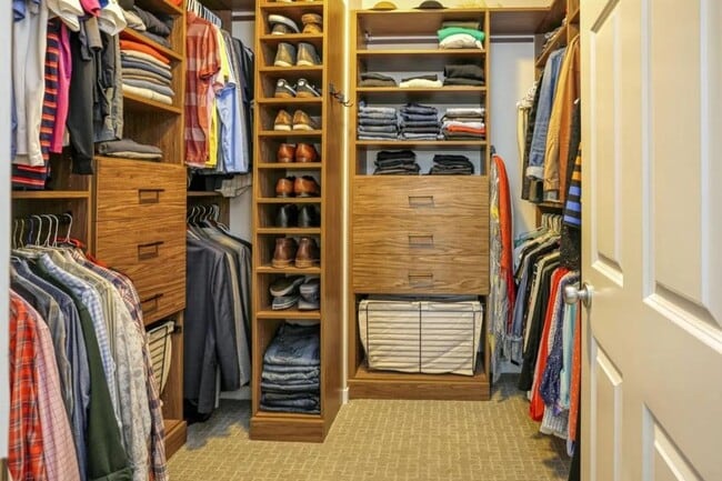 Building Photo - Rare NE Minneapolis Townhome with 2 Stall Garage + Soaking Tub