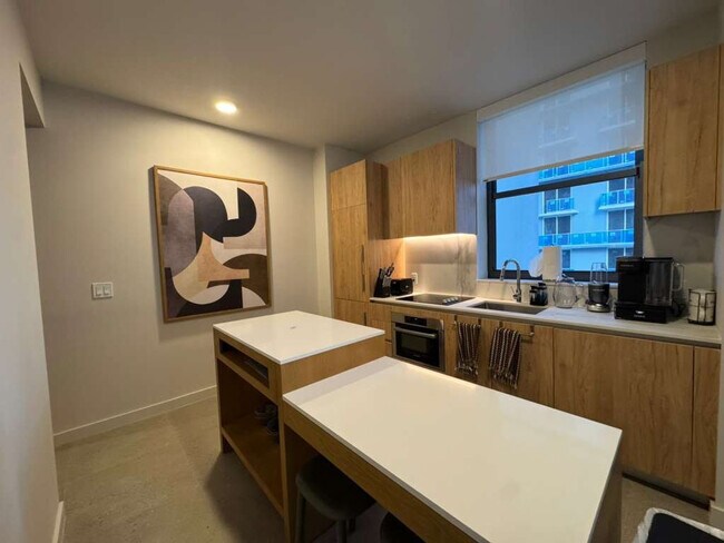 Building Photo - 11 NE 6th St