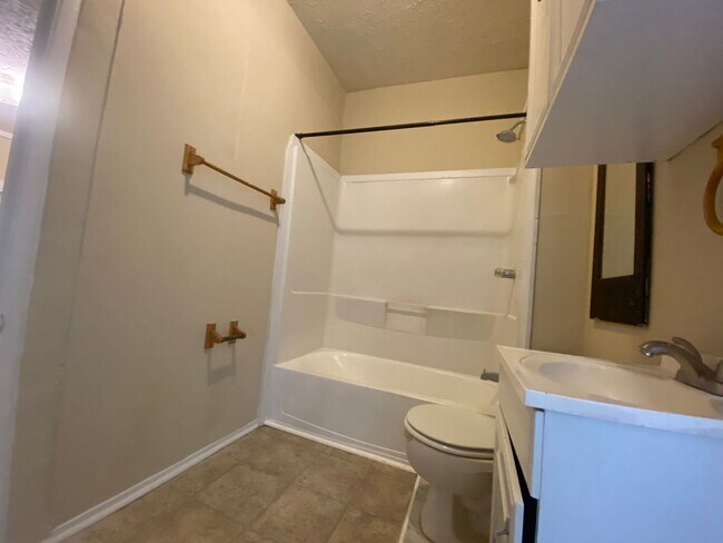 Building Photo - **ON HOLD**3 bedroom/1 bathroom (Great Loc...