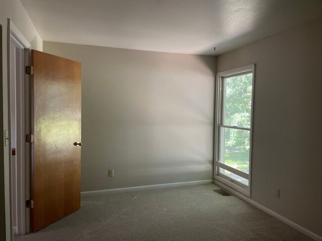 Building Photo - 2 Bed/1.5 Bath Condo Close to UIHC!