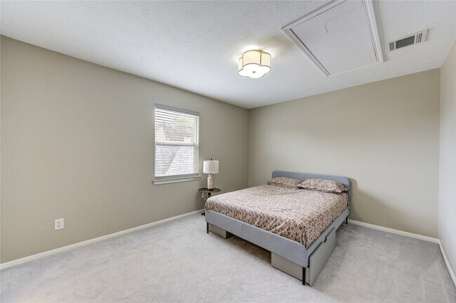 Building Photo - 15739 Fleetwood Oaks Dr