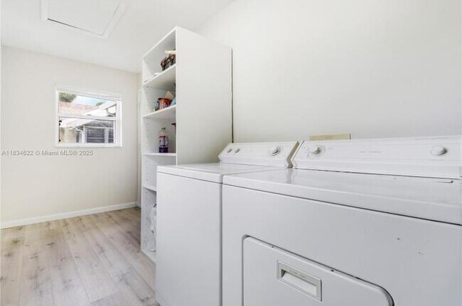 Building Photo - 653 NW San Remo Cir
