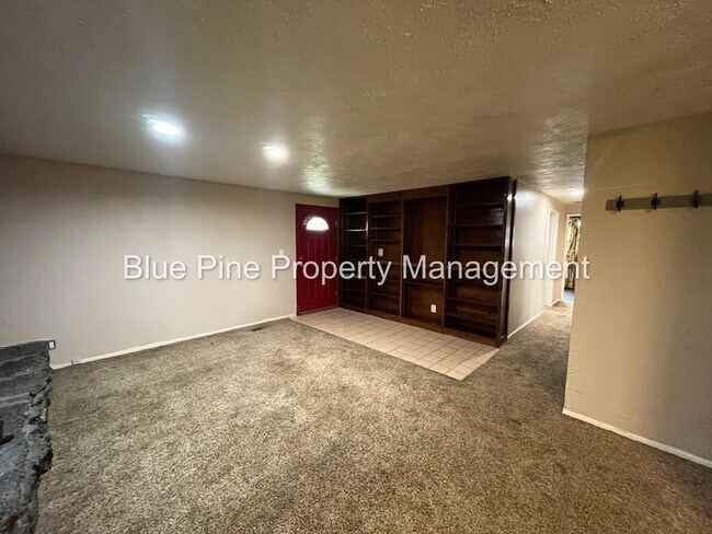 Building Photo - 1080 Halsey St