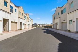 Building Photo - Stylish 2-bedroom, 2.5 bathroom townhouse in a desirable Phoenix location!