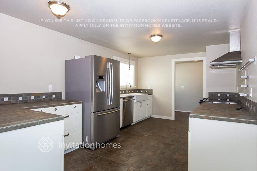 Building Photo - 2401 N Narrows Dr