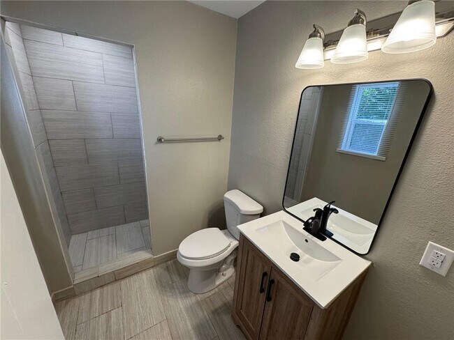 Building Photo - 303 Evergreen Hill