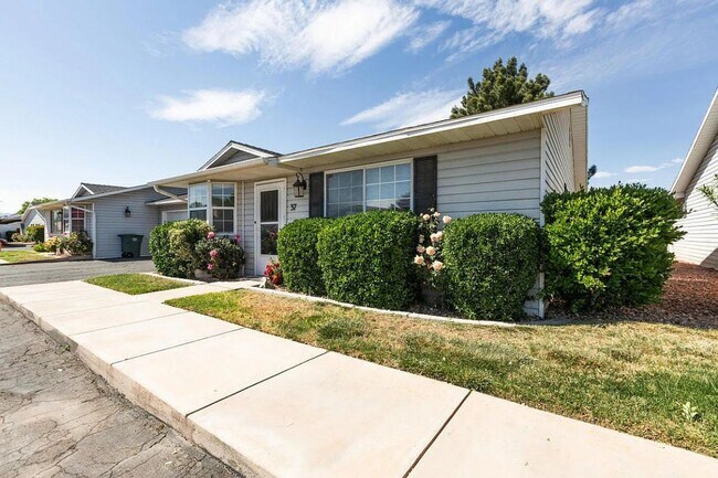 Building Photo - Easy Living! 3 Bedroom Home Condo in St. G...