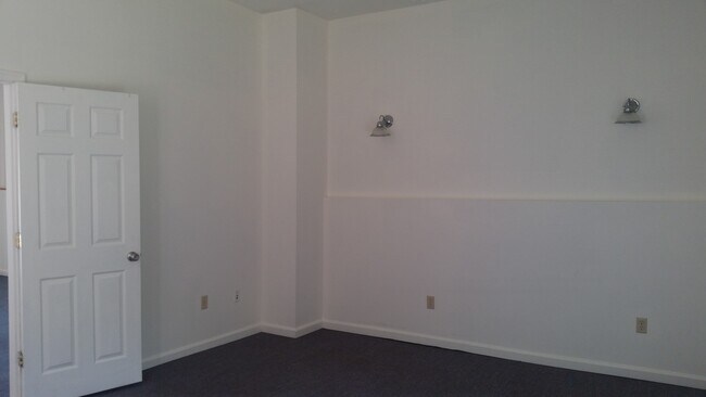 Building Photo - Pet Friendly Single Family Home