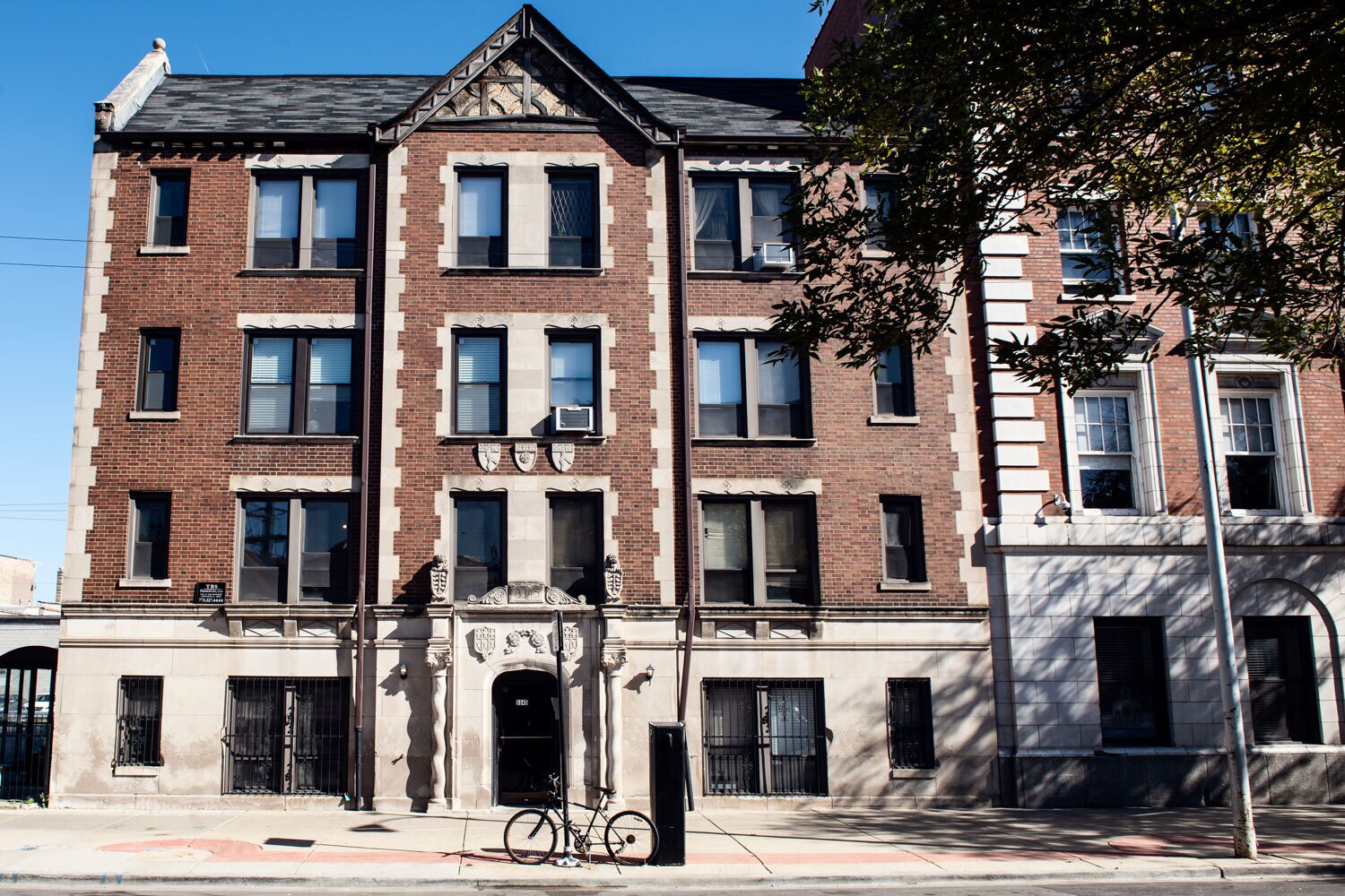 Building Photo - 3346 N Marshfield Ave