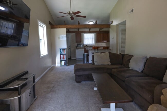 Building Photo - Townhome Beauty!