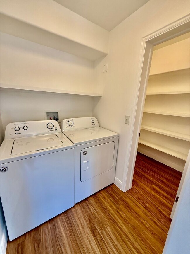 Building Photo - Redone Lexington Hills Townhome