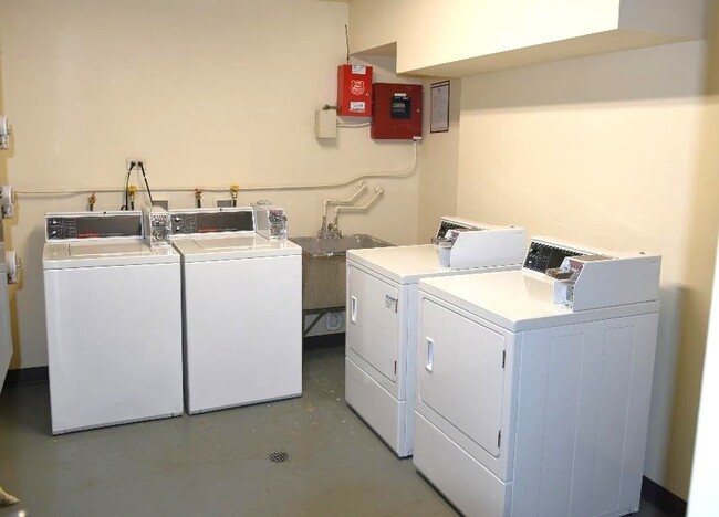 Building Photo - 9709 W Lorraine Dr