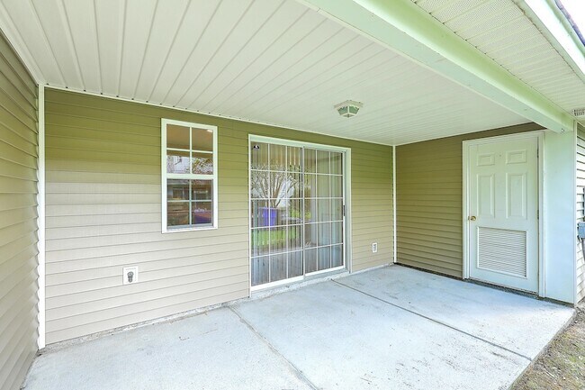 Building Photo - 8074 Shadow Oak Dr