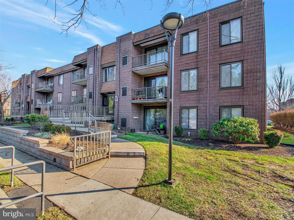 Condo building - 19 Oakridge Dr