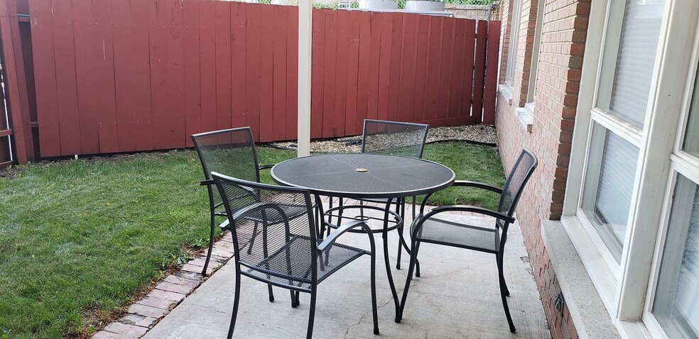 Private Patio - 410 6th Ave SW