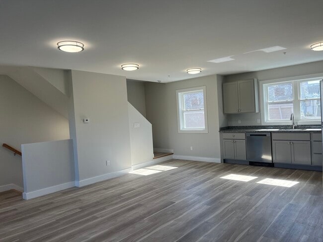 Building Photo - 151 Shepard St