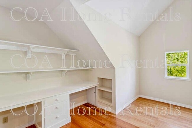 Building Photo - Great East Side Location