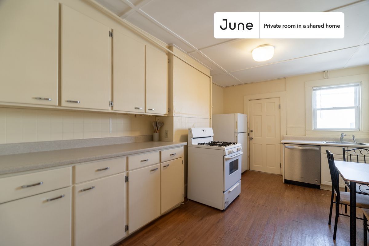 Building Photo - Private bedroom in 4 bed/1 bath Home