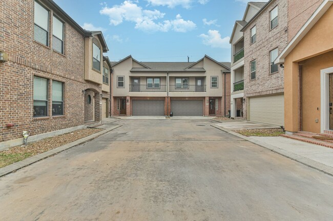 Building Photo - For Lease | 3 Bed, 2 Bath | 2,442 Sq Ft | ...