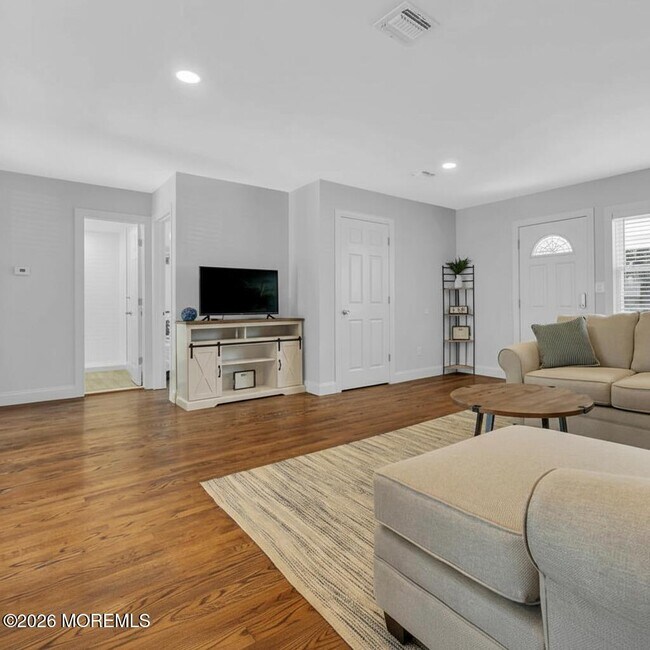 Building Photo - 1143-1145-1145 Roe Ave