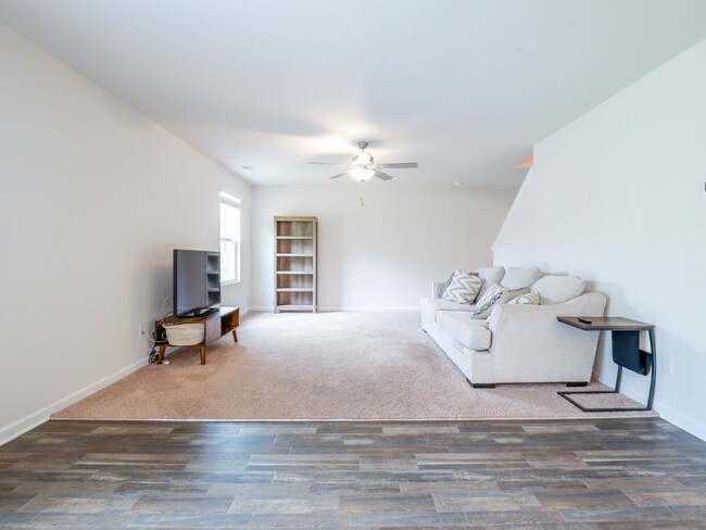 Building Photo - 551 Poppleton Dr