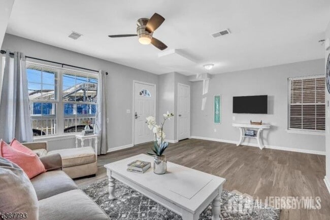 Building Photo - 28 Bay Ave