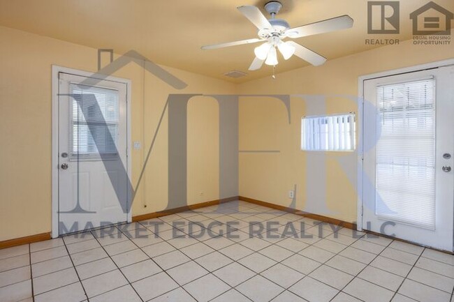 Building Photo - 3Bed/2Bath at 35th/Cactus! $1499 MOVE-IN S...