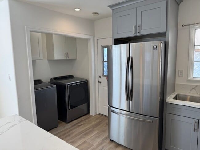 Building Photo - Beautiful 3 bedroom 2 bath HOME... no expenses spared!  Washer/Dryer... A/C Splitters... on a sle...