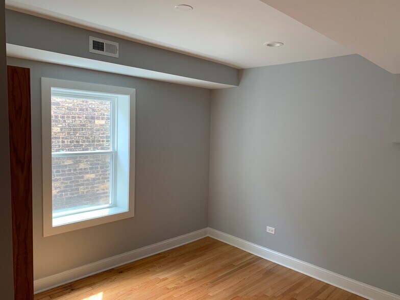 Building Photo - 739 Brummel St
