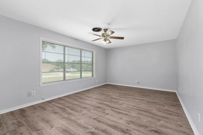 Building Photo - AUGUST PRE-LEASE Centrally Located Updated...