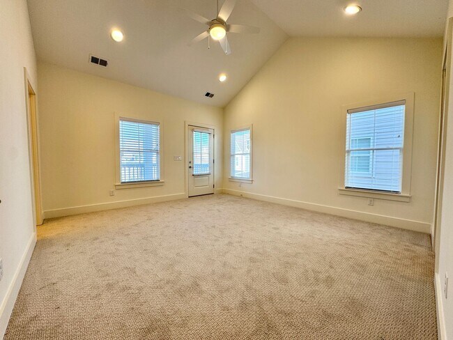 Building Photo - 3 Bedroom, 2.5 Bathroom Home w/ 2 Car Garage in Downtown Franklin