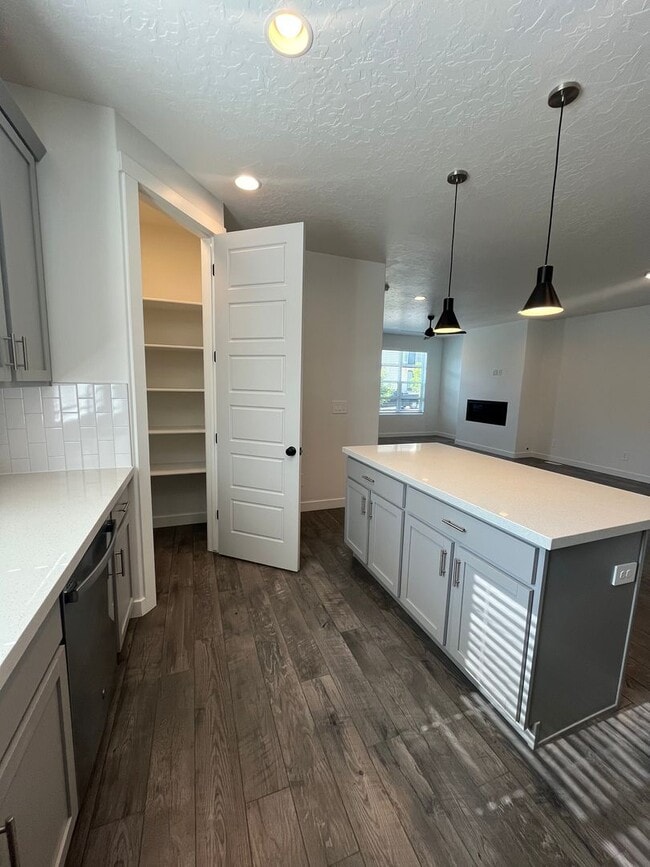 Building Photo - Spacious 3 Bed 2.5 Bath Home Available Jun...