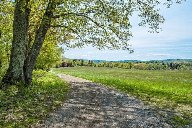 Building Photo - 121 Quaker Hill Rd
