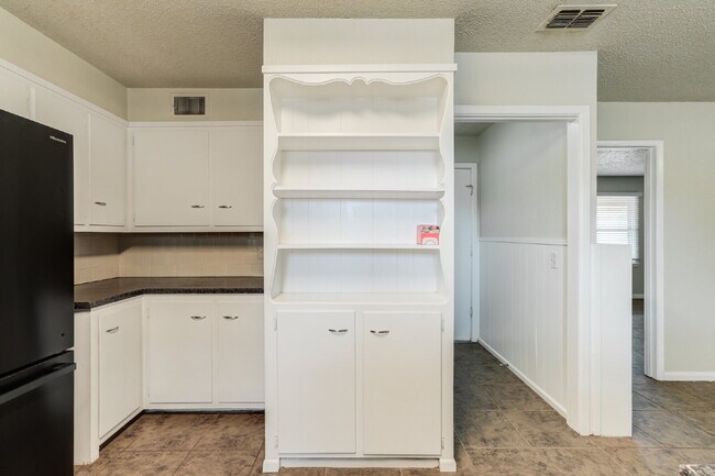 Building Photo - Spacious 3/2 in Central Lubbock!