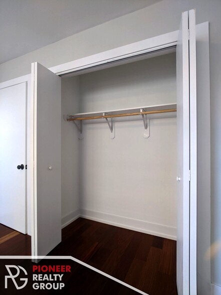 Building Photo - 433 W Wellington Ave