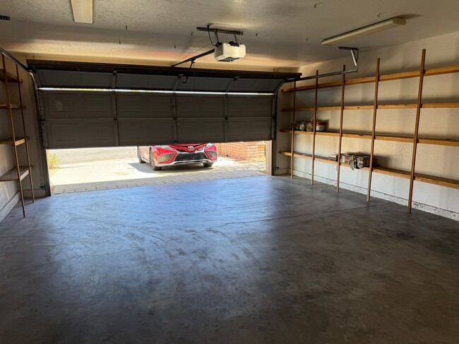 Building Photo - Victorville- Beautiful 3 Bedroom Home in G...