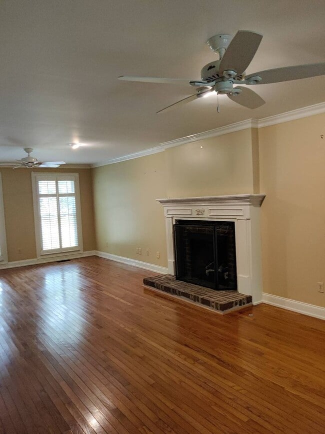 Building Photo - 4 BR 2/2 BA Large Fenced in Back Yard! Chef's Kitchen! Upstairs Bonus Room! 2 Car Garage