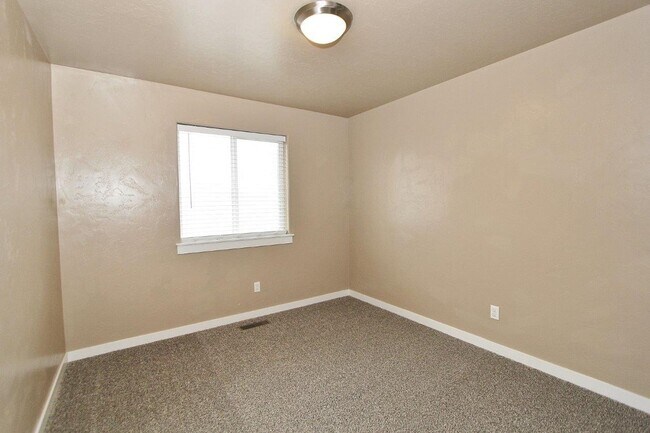 Building Photo - Spacious Single-Level Home on Cul-De-Sac