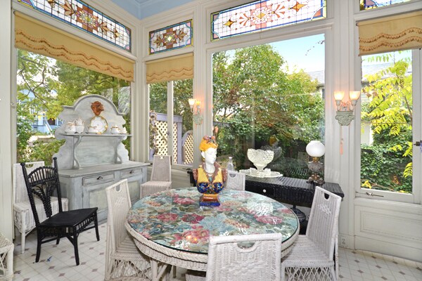 Building Photo - Golden Gate Villa