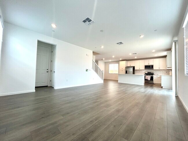 Building Photo - Beautiful Newer 4 Bedroom 3 Bathroom with ...