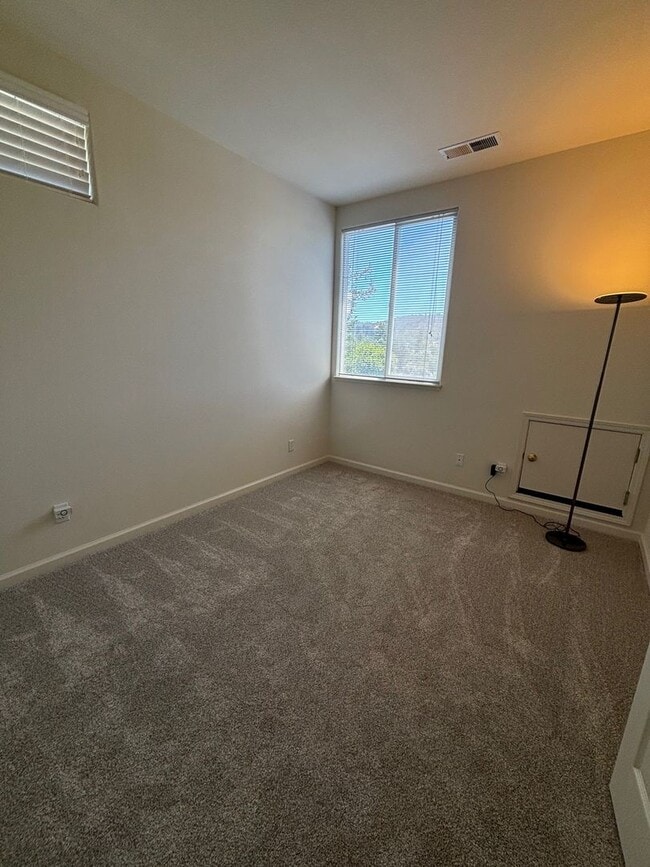 Building Photo - 4 bedroom 2.5 Bathroom Skyhawk Single Fami...