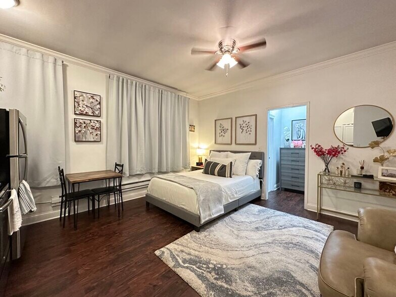 Building Photo - 3345 N Marshfield Ave