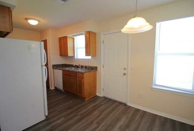 Building Photo - 3 Bedroom Home Near Blue Angel Pkwy – Spac...